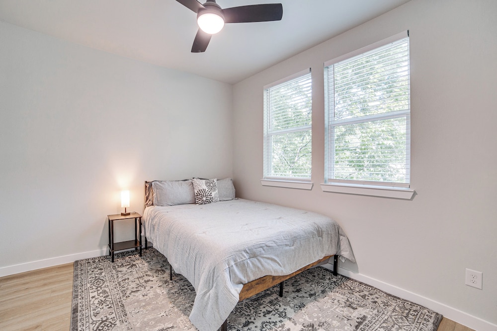 3 Mi to Dtwn Dallas: Pet-friendly Retreat w/ Yard