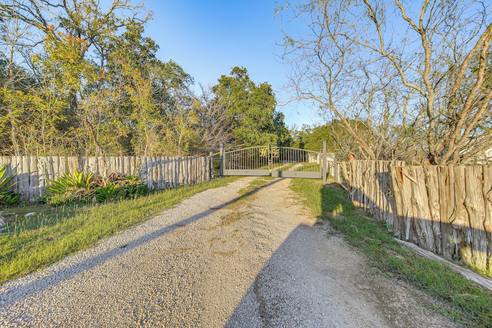 Game Room, Trails! 30-acre Lakefront Streetman Gem