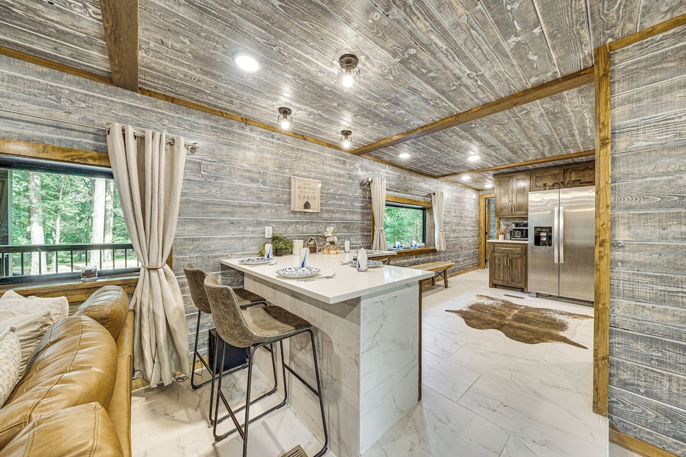 Hike, Fish & Unwind: Cabin w/ Yard in Broken Bow!