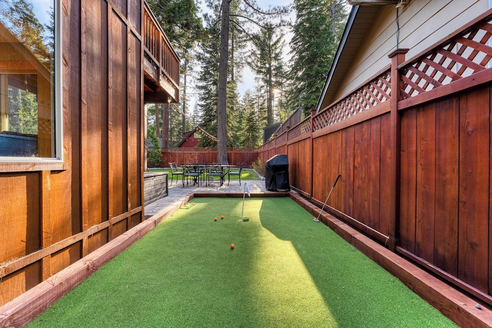 Washoe Chalet by Avantstay Game Room, Hot Tub, Putting Green & Fire Pit