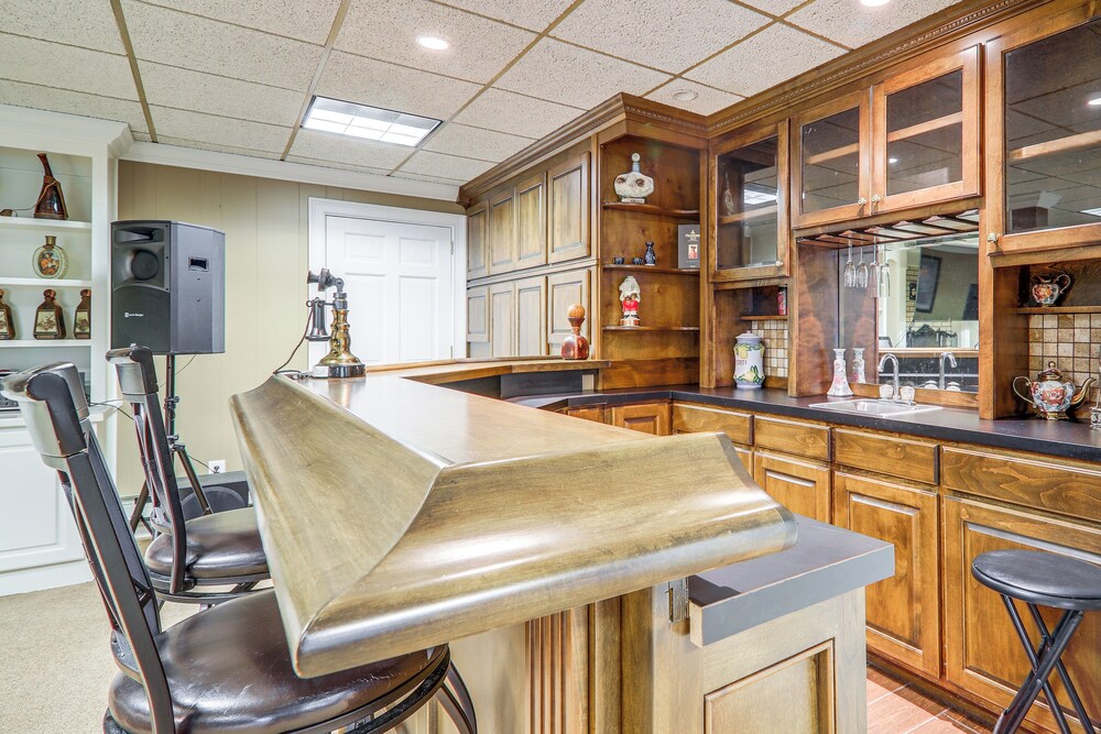 Game Room + Pond: Spacious Gainesville Getaway!