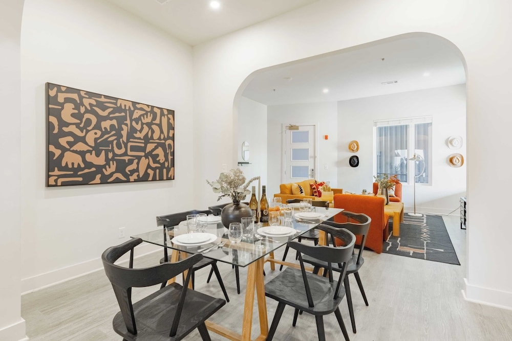 Sleeps 28 2 Units Near DT Nashville Outrider by Avantstay