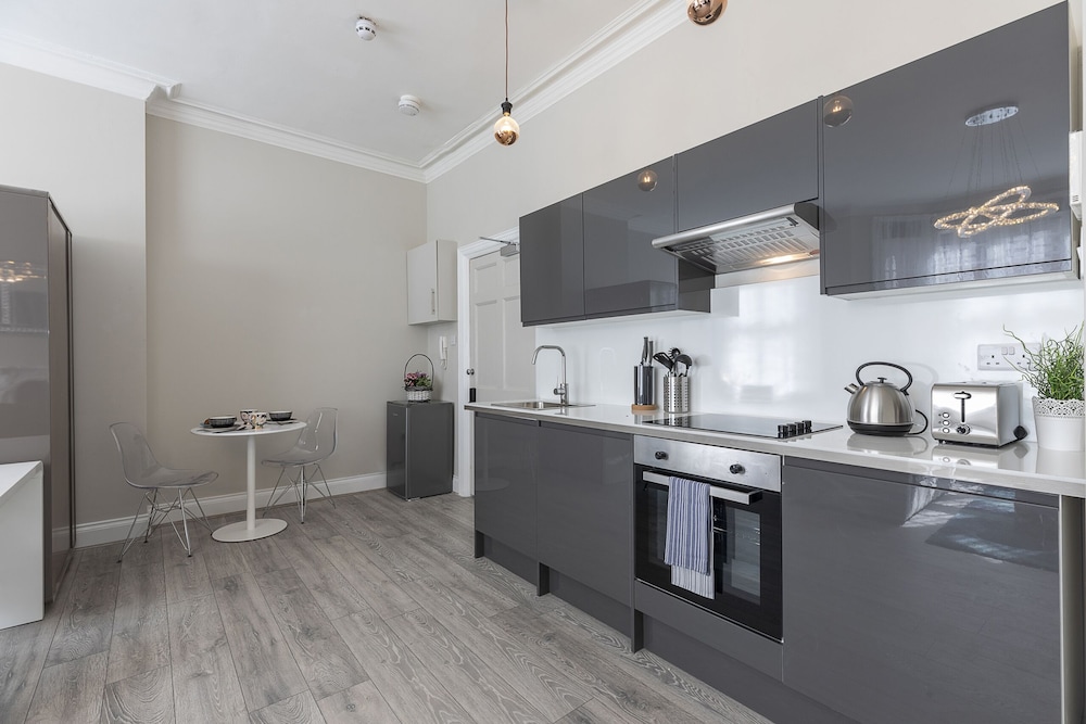 Luxurious Air Conditioned Apt High Street Kensington