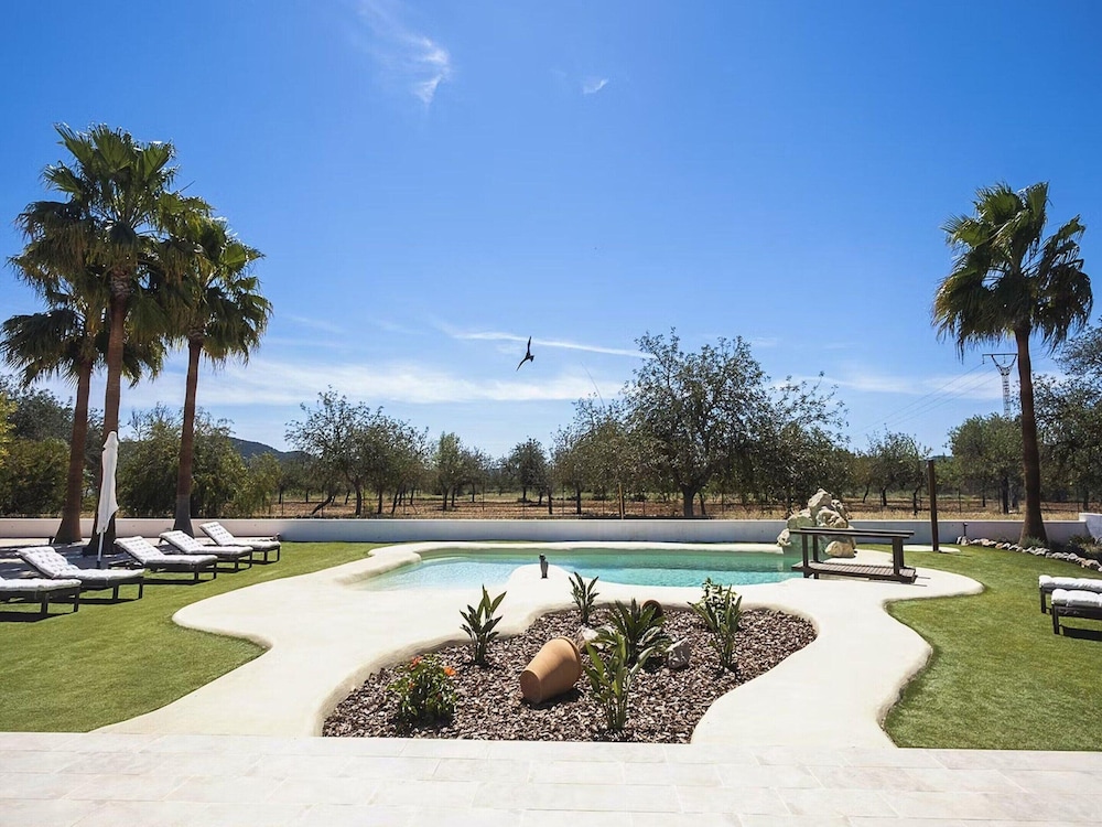 Spacious Villa With Games Area