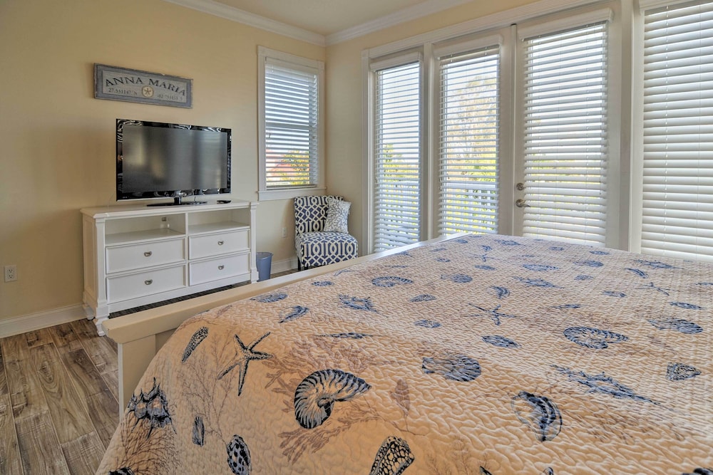 Holmes Beach Family Home: Private Pool & 3 Decks!