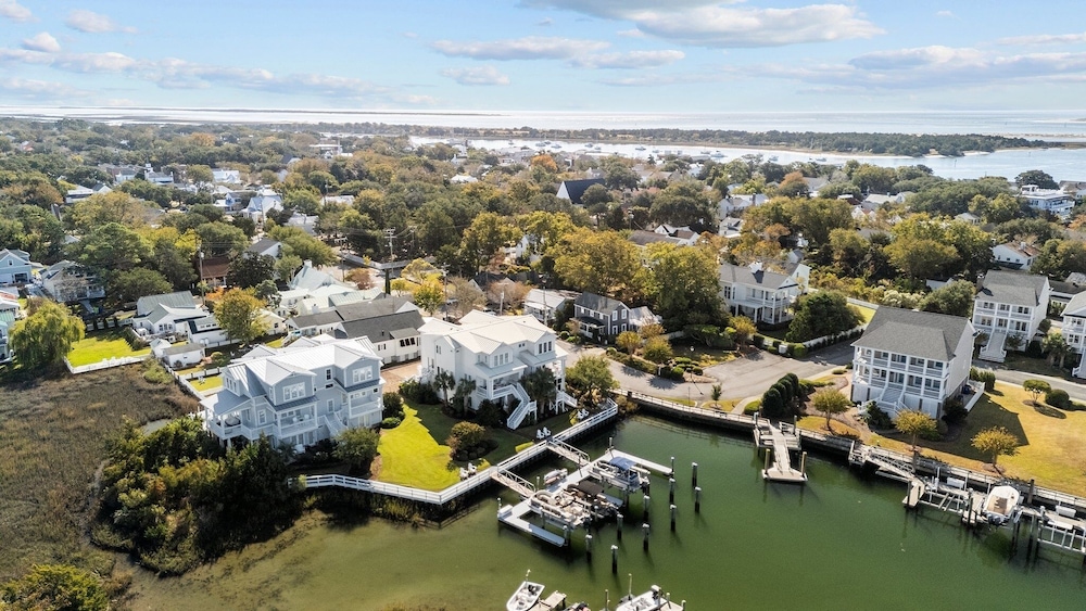 Bridgeview On Broad 1 Bedroom Home by RedAwning