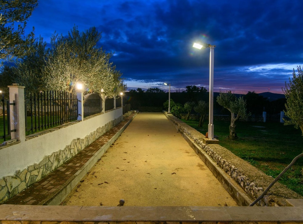 Vila Nira Radonić