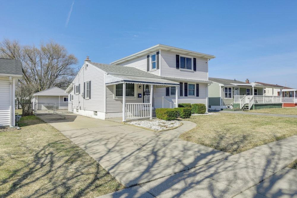 9 Mi to Dtwn Buffalo: Family Escape w/ Fenced Yard