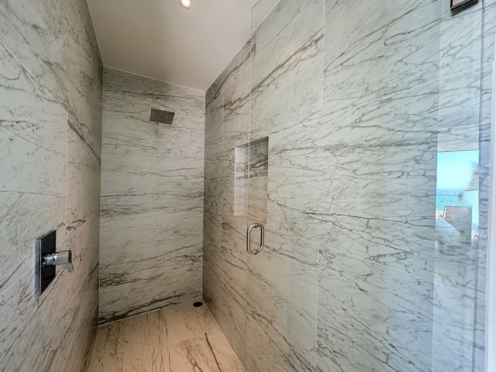 5BR Beachfront Luxury Condo