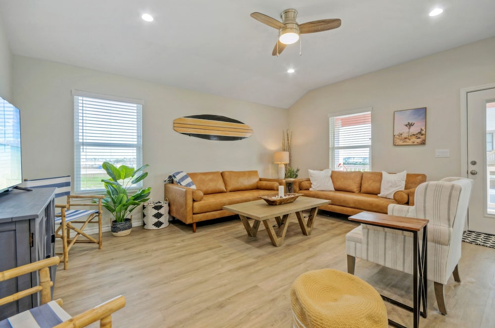Surf-n-dipity by Avantstay Covered Patio Lounge w Firepit