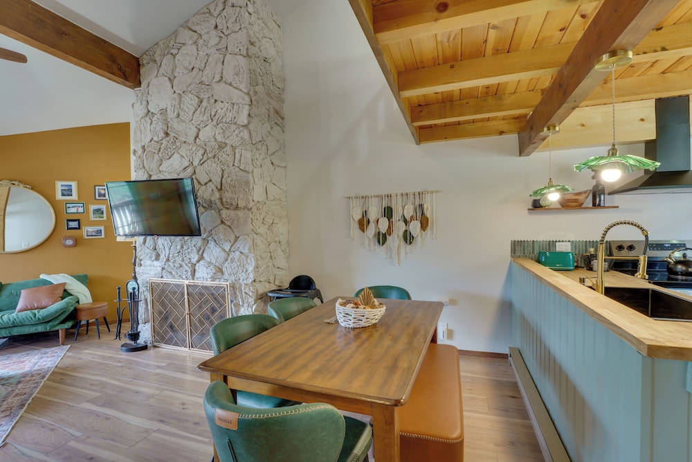 Red River Home w/ Ski Slope, Mtn & River Views!