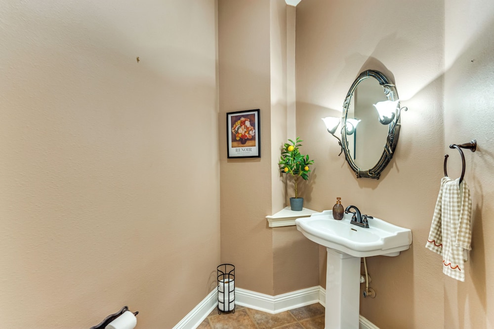 Steps to Bay: Tranquil Navarre Retreat w/ Balcony