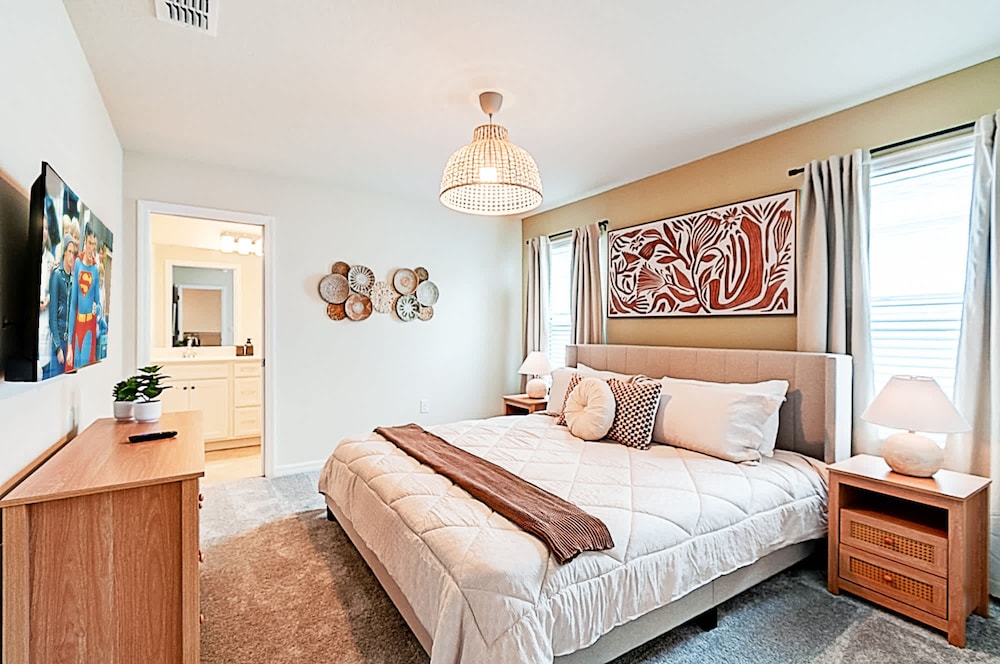 15807 Luxury 8 Bedroom Family Home With Game Room