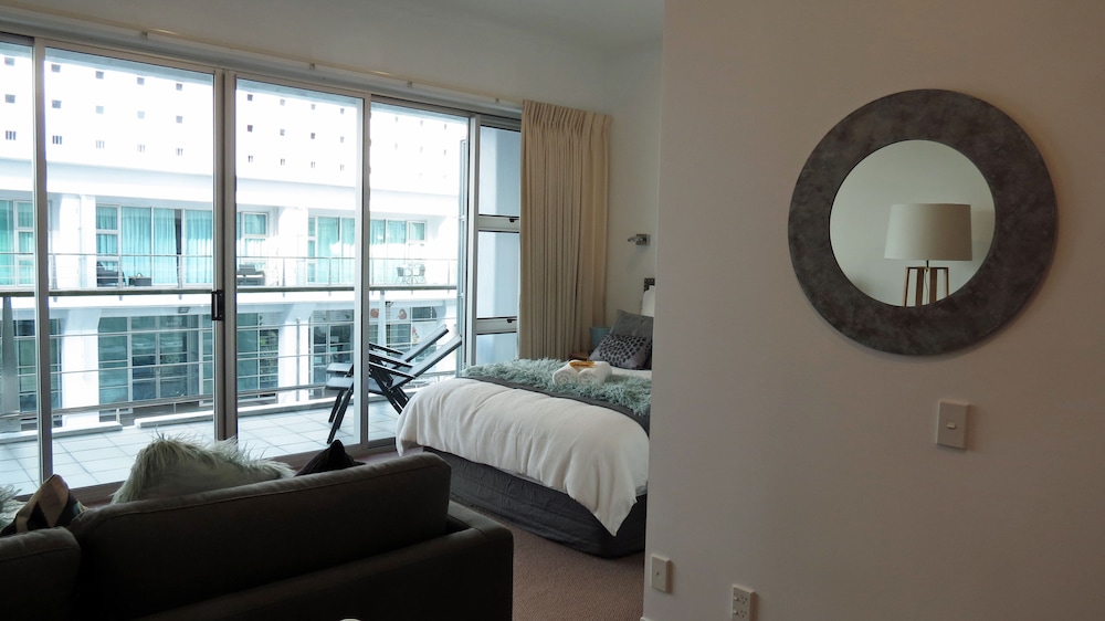 Princes Wharf Couple's Retreat - Adults Only