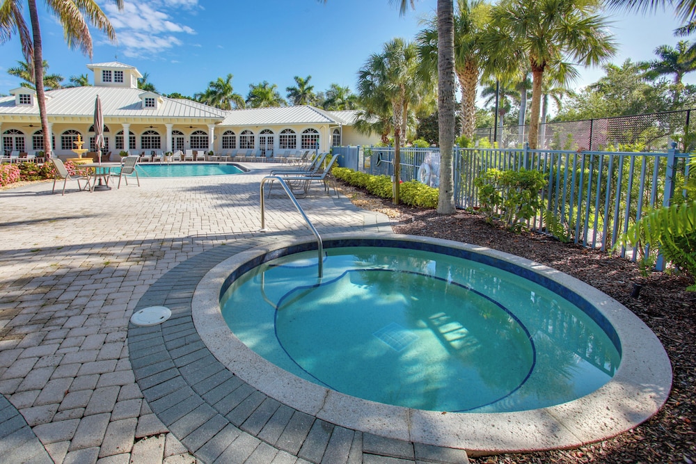 3 Mi to Dtwn Fort Myers: Condo w/ Pool & Hot Tub