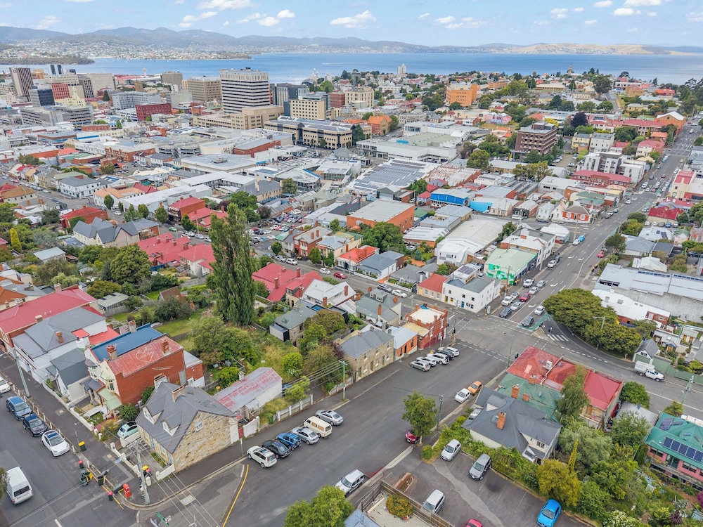 Stylish 3 Bedroom Townhouse - Hobart CBD