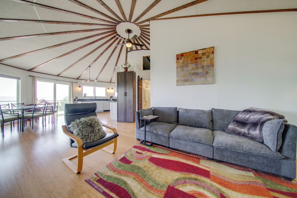 Spacious Deck w/ Ocean View: Puget Sound Gem!