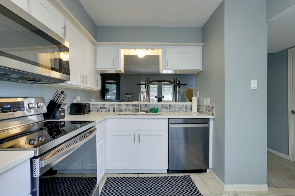 Pets Welcome! Humble Townhome 4 Mi to Airport
