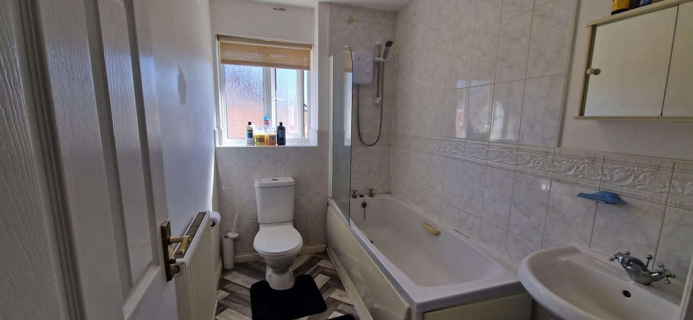 Housesleeps5-garden-parking-familyfriendly