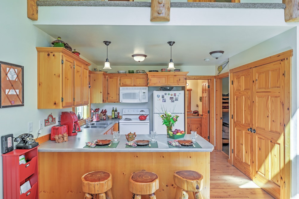 Klamath Falls Vacations - Bright Klamath Falls Cabin w/ Deck Mtn Views! - Property Image 20