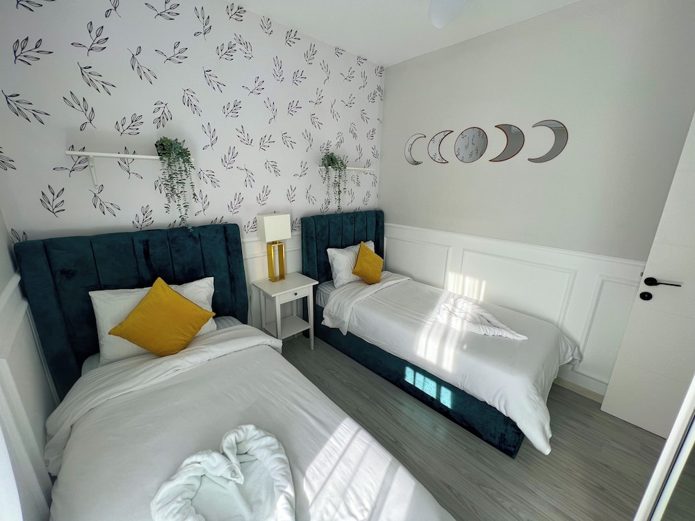 Isabella Pool Apartments