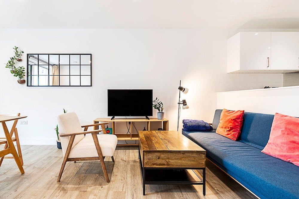 Modern 2-bed Flat With Terraces in Leyton