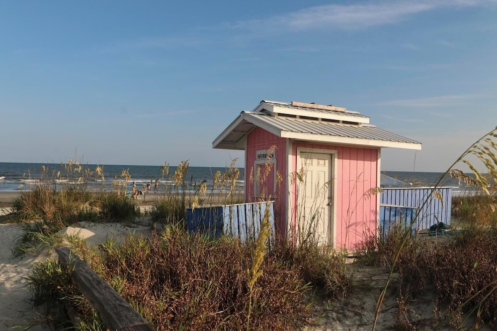 Newly Renovated Sunsuite! Centrally Located With Resort Access!