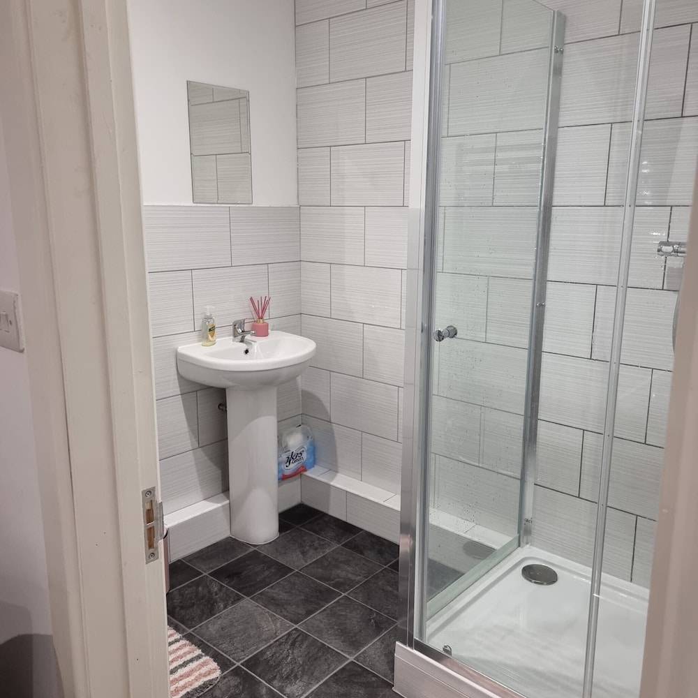 London Oasis Modern 2BR Apartment