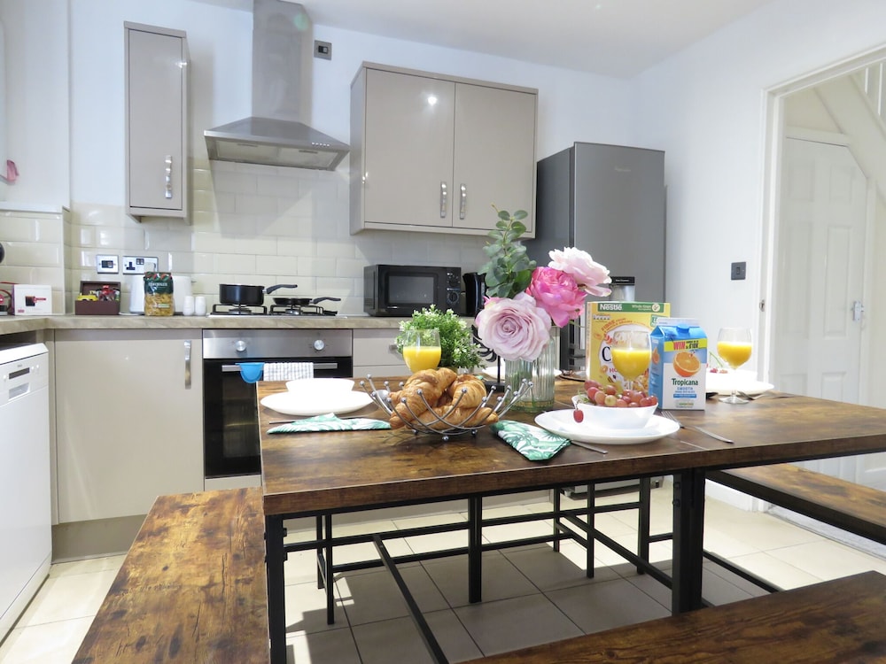 Tudors eSuites 4 Bedroom House view 3
