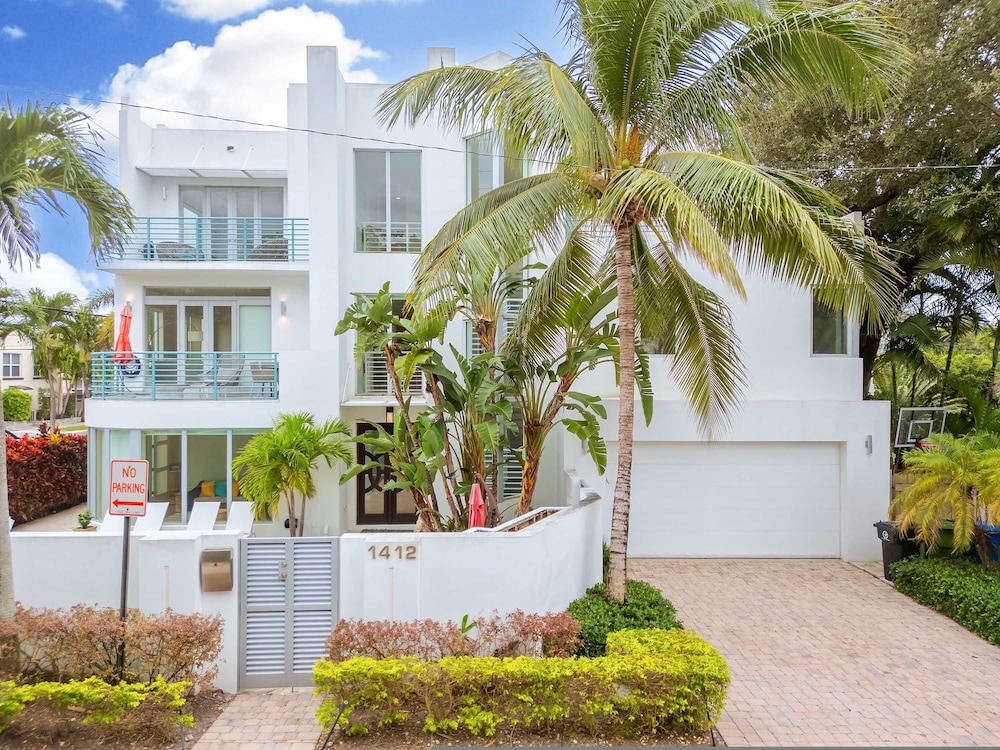 NEW 3-story Townhome With Pool Room Expansive Balcony Seconds Away From Las Olas