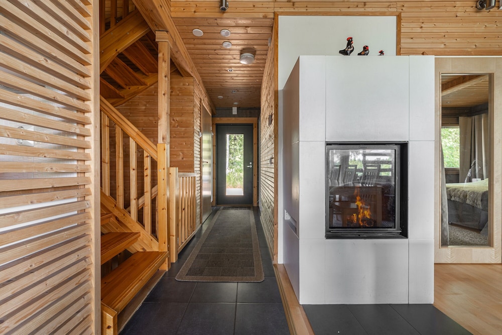 Scenic Lakeside Cabin in Tahko - Hot Tub