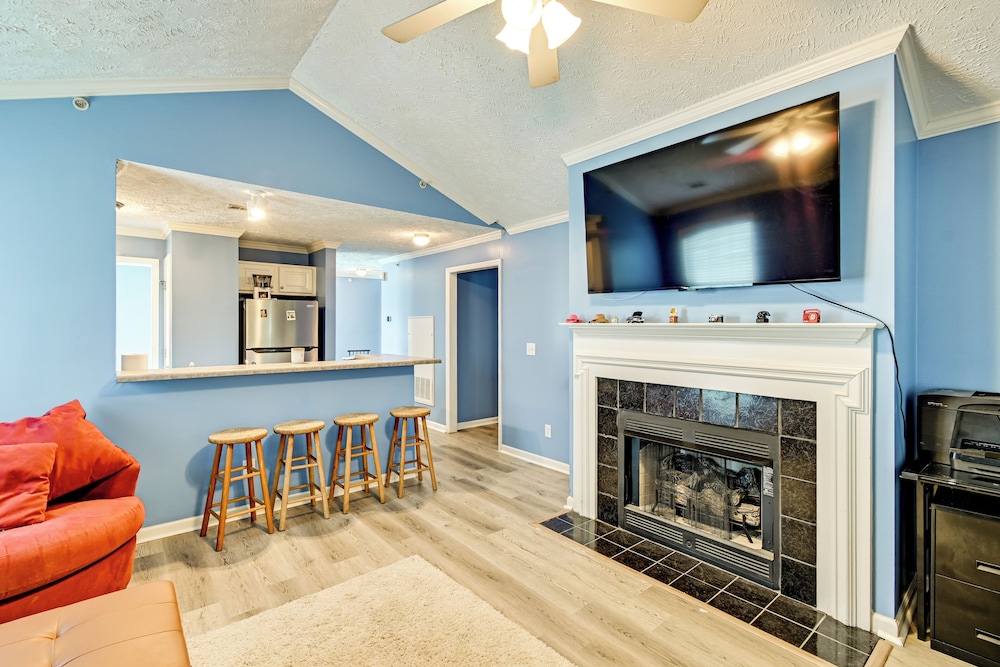 Lake & Pool Access, Home Gym: Fayetteville Condo!