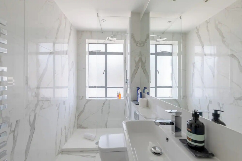 Sleek & Stylish 1BD Flat w/ Balcony - Kings Road