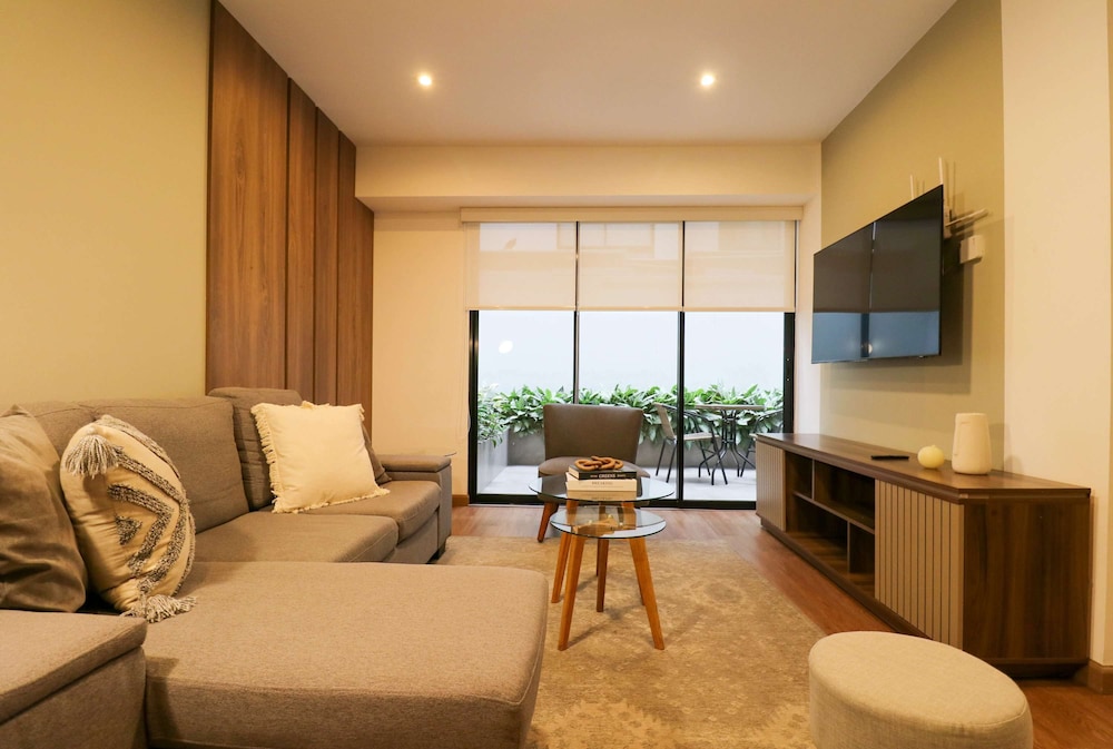 w Monochromatic 2BR w Terrace in Miraflores