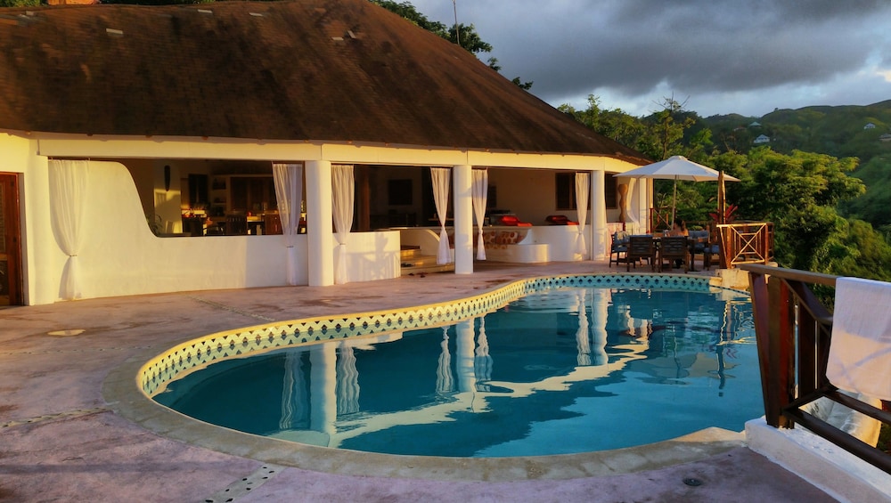 Villa Pina by Hostelsmates