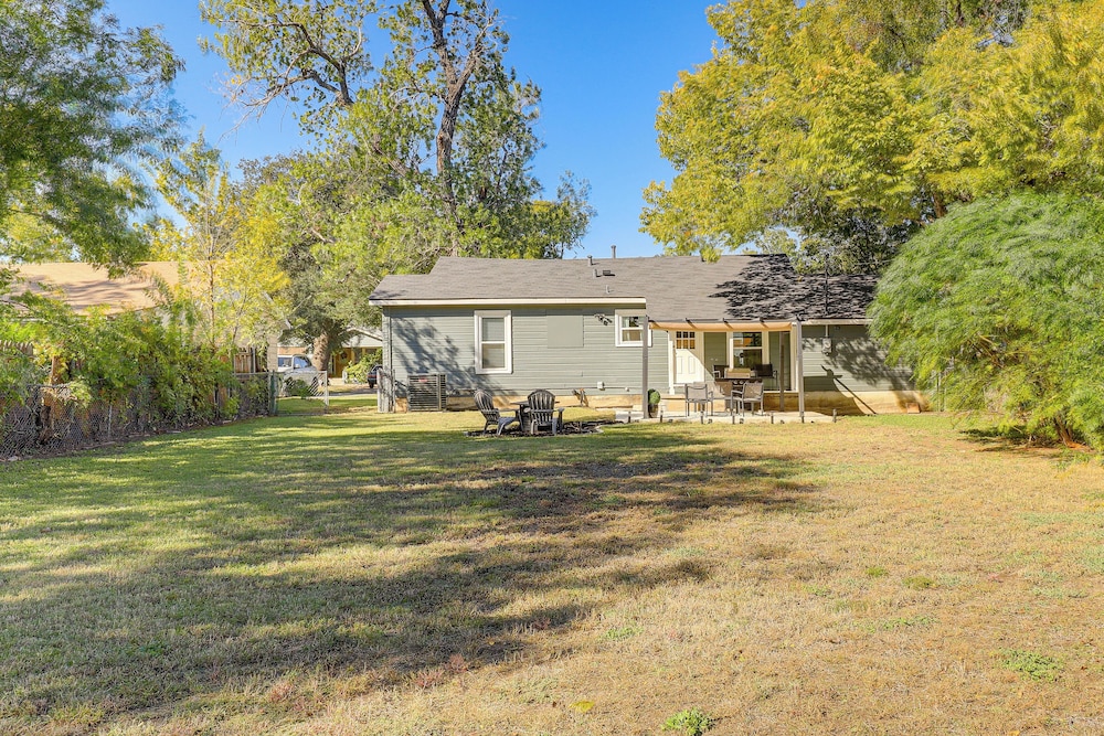 Walk to Cowboys Stadium! Arlington Home w/ Yard