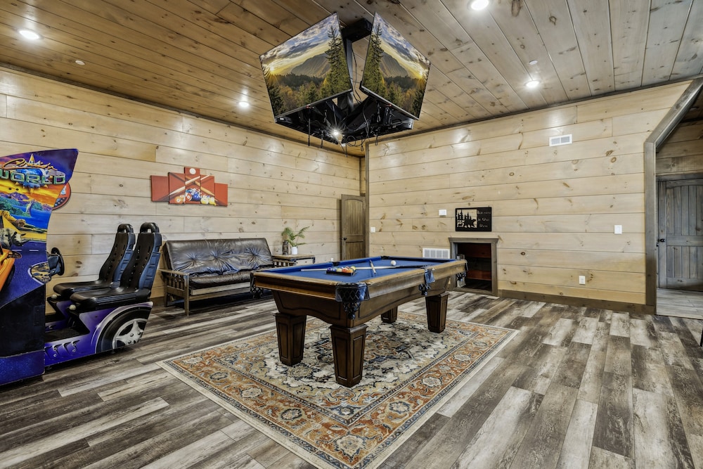 Grand Splash Lodge 6 Bedroom Cabin