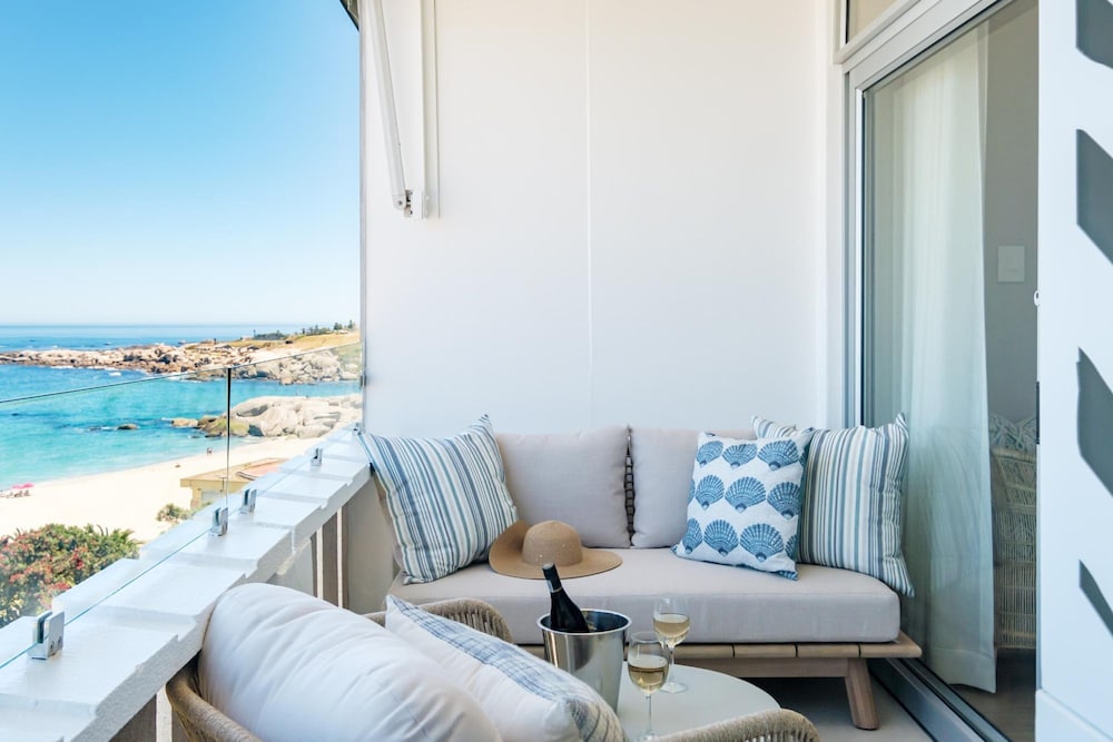 Apartment w Sea Views by Camps Bay Beach Kyanos