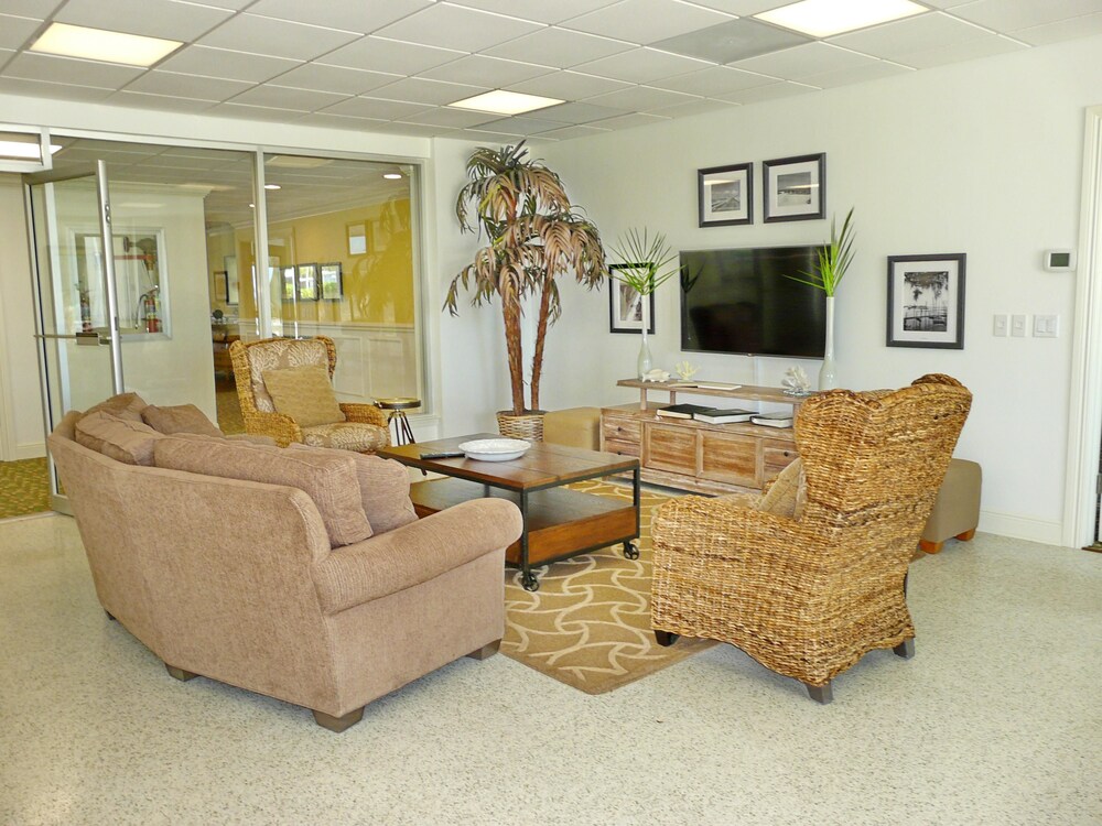 Bungalow-style Beachfront Condo With Pool