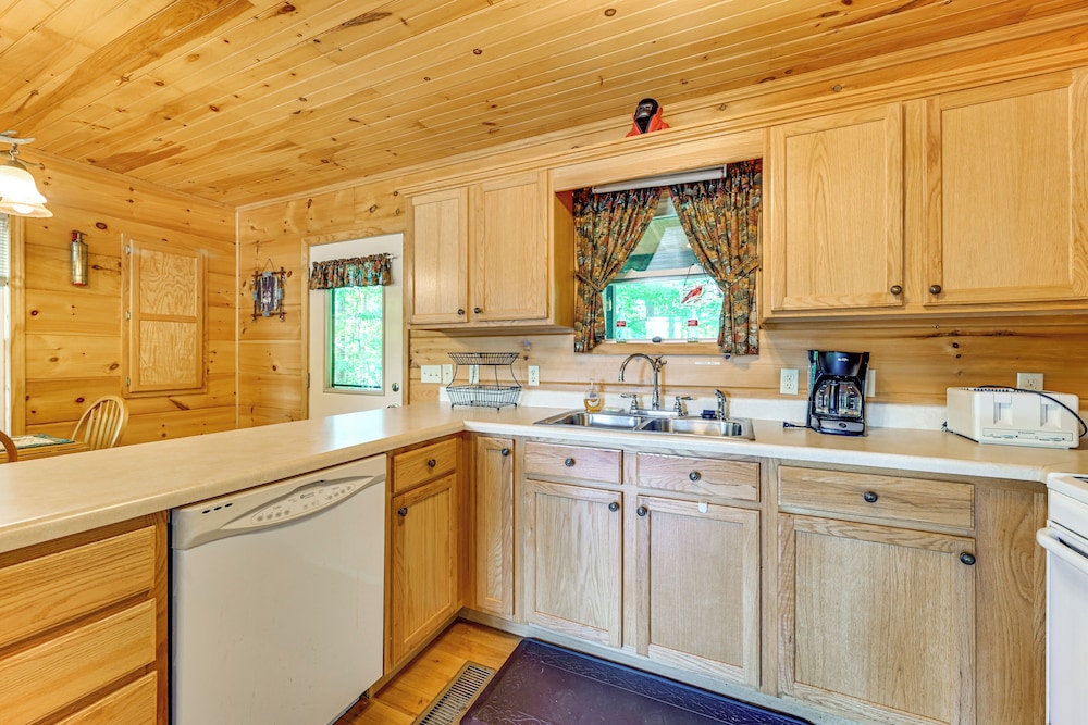 3 Mi to Dale Hollow Lake: Wooded Retreat w/ Decks!