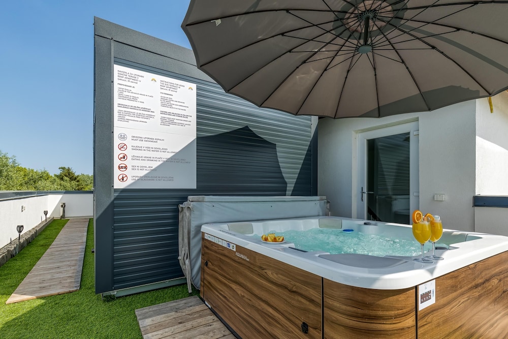 Rooftop Home With Whirlpool Sauna