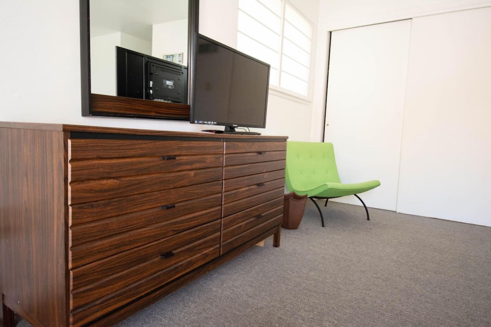 Retro Turtle Reef Condo 1 Block From Beach w Pool view 3