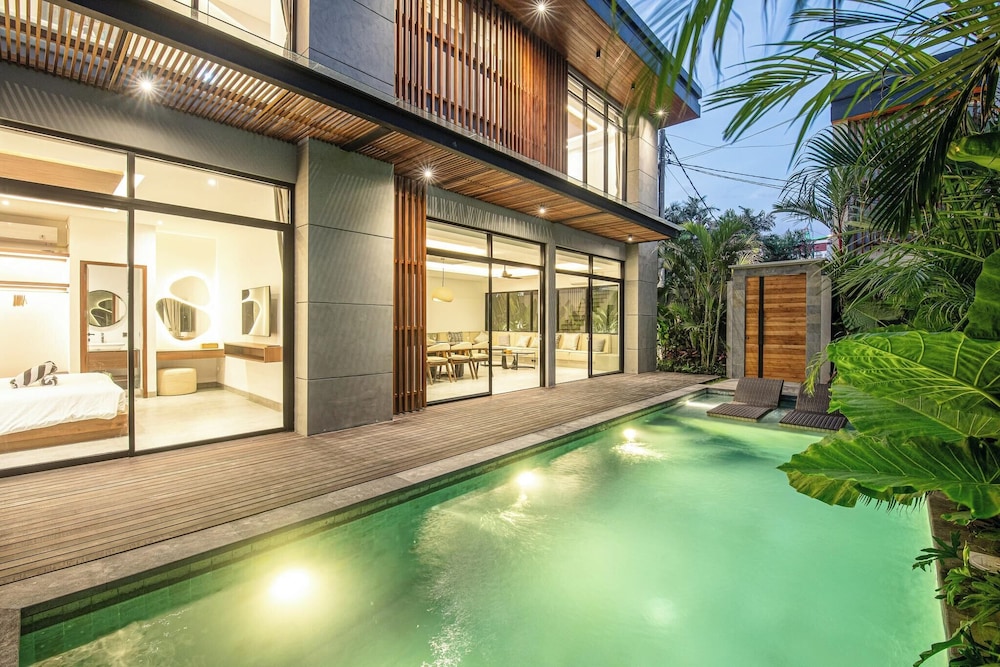 Tropical Elegance 5BR Canggu Villa Near Beach