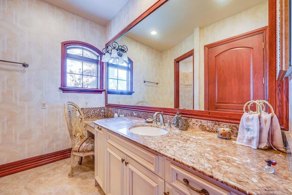 Waterfront Stunner: Effortless Elegance in Naples!