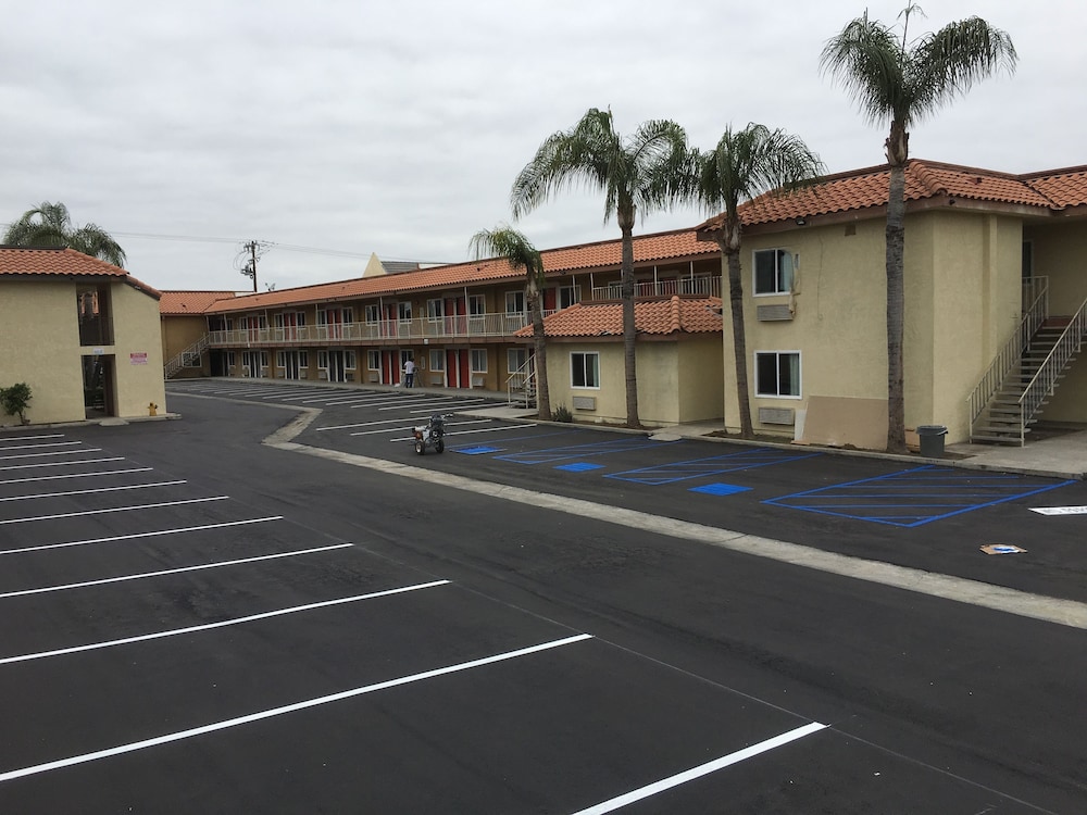 Hotel Baymont by Wyndham Bakersfield - Image 1