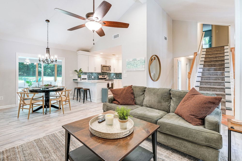 < 2 Mi to Dtwn Alpharetta: Home w/ Screened Porch!