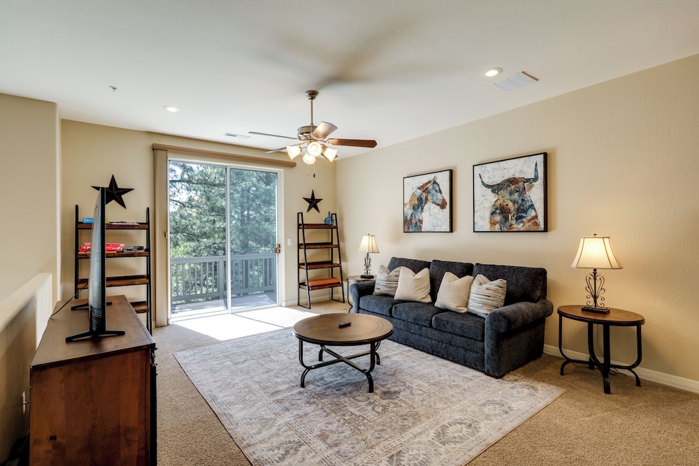 Tasteful Flagstaff Townhome w/ 2 Furnished Decks