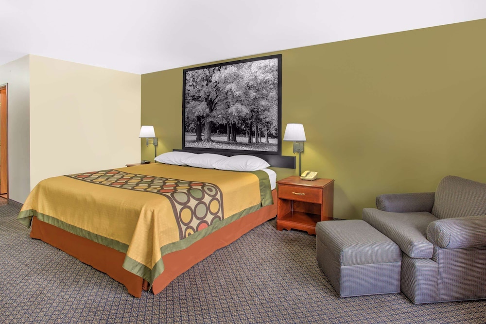 Super 8 by Wyndham Galva - Property Image 4