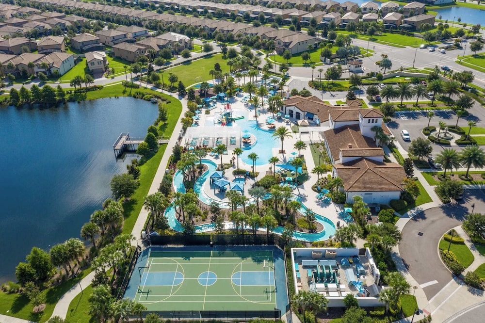 Family Fun Retreat Near Disney With Game Room & Themed Bedrooms