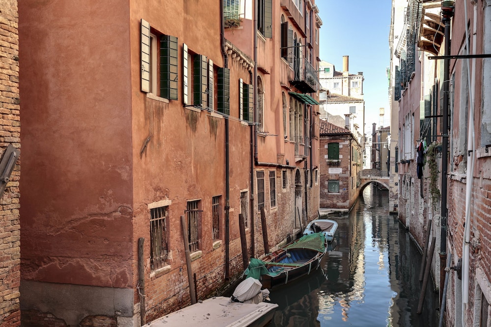 Rialto canal view